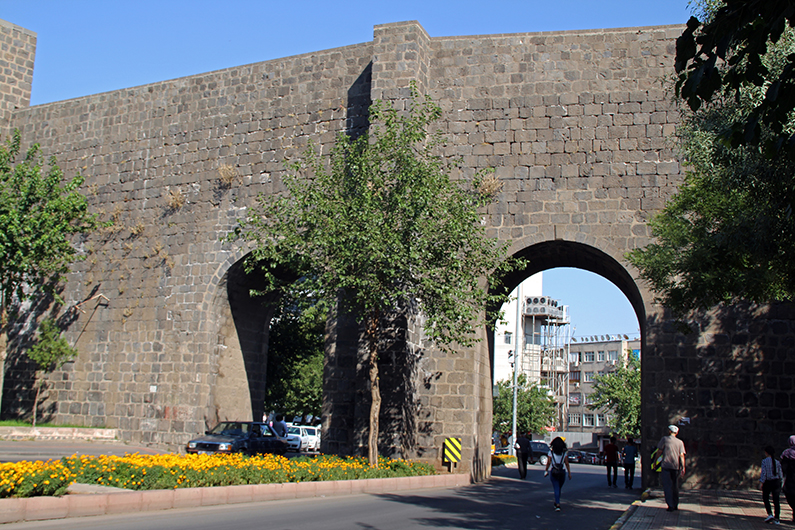 Urfa-kapi, Diyarbakir
